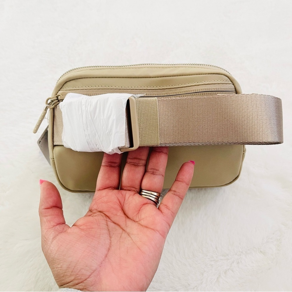 Lululemon Everywhere Belt Bag - Picture 7 of 9